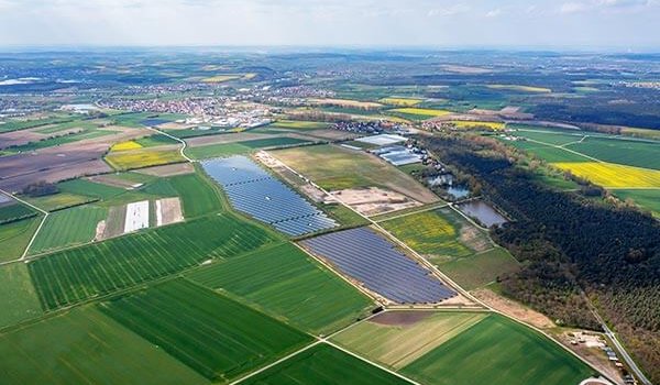 Luftaufnahme eines Solarparks bei Kleinlangheim