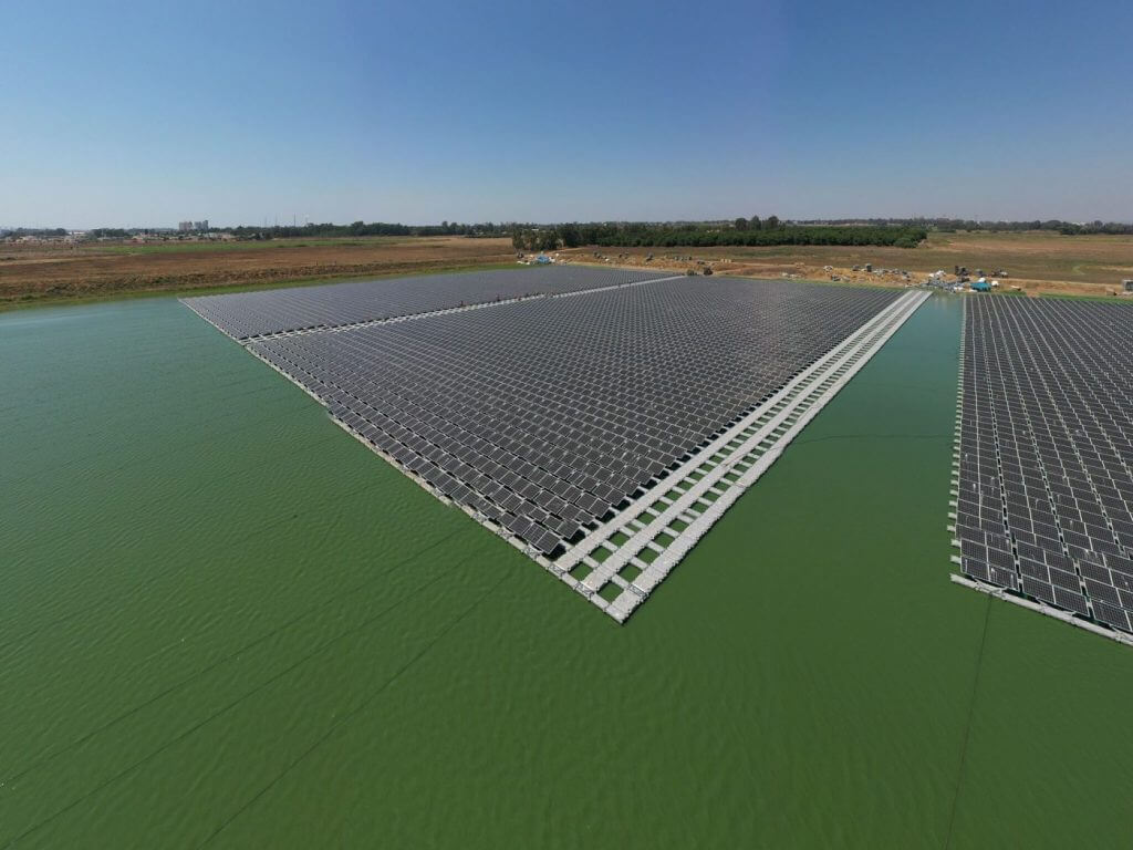 Schwimmende Solaranlagen sind Teil unserer Produkte. Das Bild zeigt eine Floating-PV-Anlage in Gan HaShomron in Israel.