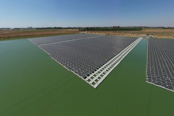 Schwimmende Solaranlagen sind Teil unserer Produkte. Das Bild zeigt eine Floating-PV-Anlage in Gan HaShomron in Israel.