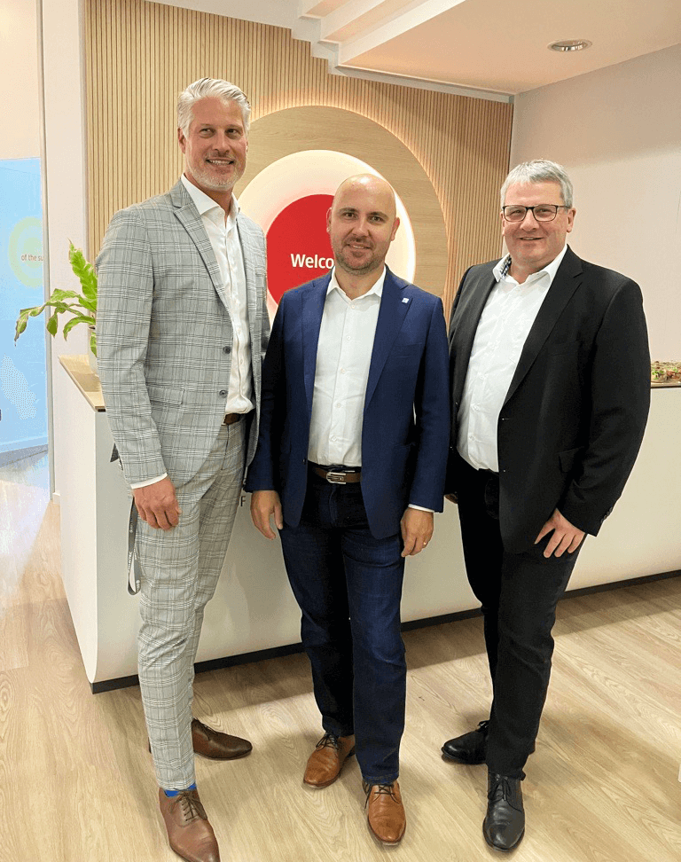 Daniel Rehm (CFO von BELECTRIC), Jaroslav Macek (CEO der Elevion Group) und Dr. Thorsten Blanke (CEO von BELECTRIC) eröffnen feierlich das neue Büro in Berlin.