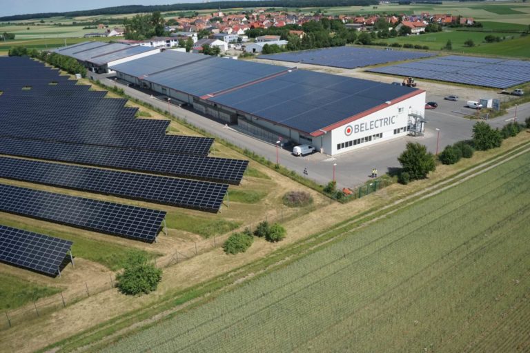 BELECTRIC's headquarters in Kolitzheim in Germany consist of several buildings with photovoltaics on their roofs as well as three different solar energy plants next to the buildings