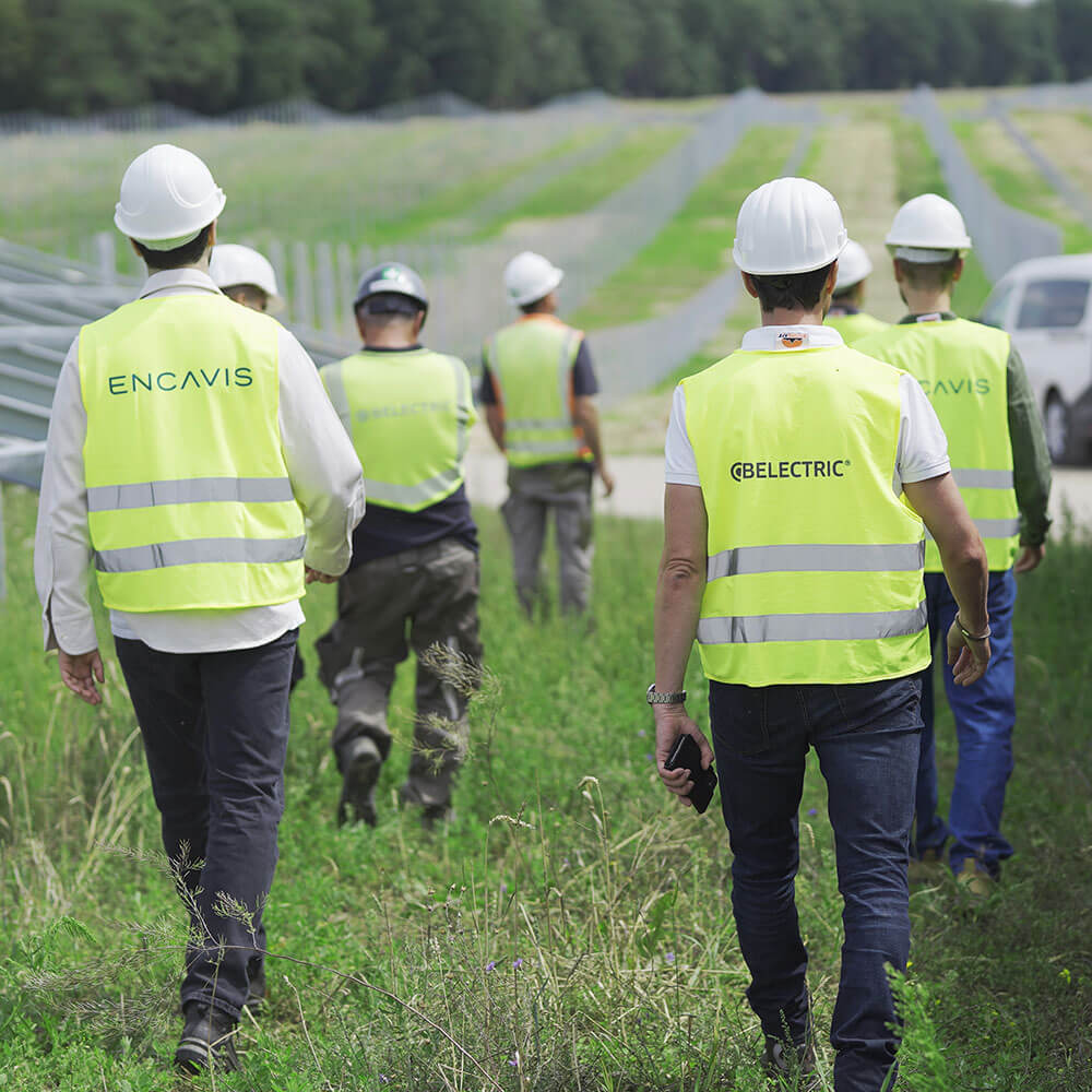 employees of BELECTRIC and its customer Encavis on the site visit at the construction site of the Borrentin solar farm