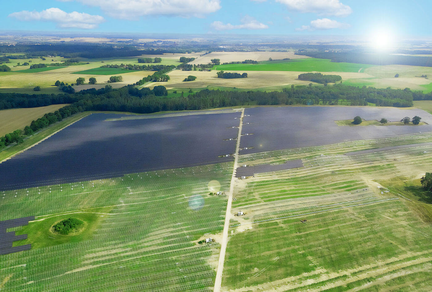 Die Photovoltaik-Großanlage bei Borrentin in Norddeutschland in der Bauphase. Auf der Hälfte der Anlage wurden bereits Module montiert. Auf der anderen Hälfte ist lediglich die Unterkonstruktion zu sehen.