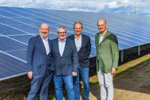 The picture is showing partners and representatives as well as CEO Dr Thorsten Blanke in front of solar modules. 