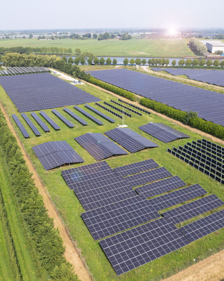 Ein Photovoltaik-Testsystem, das auf einem niederländischen, von BELECTRIC gebauten Solarpark installiert wurde