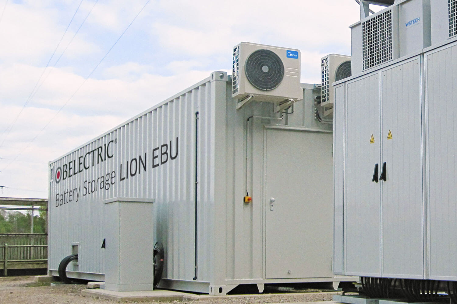 Ein weißer Container mit dem Text BELECTRIC Battery Storage Lion EBU