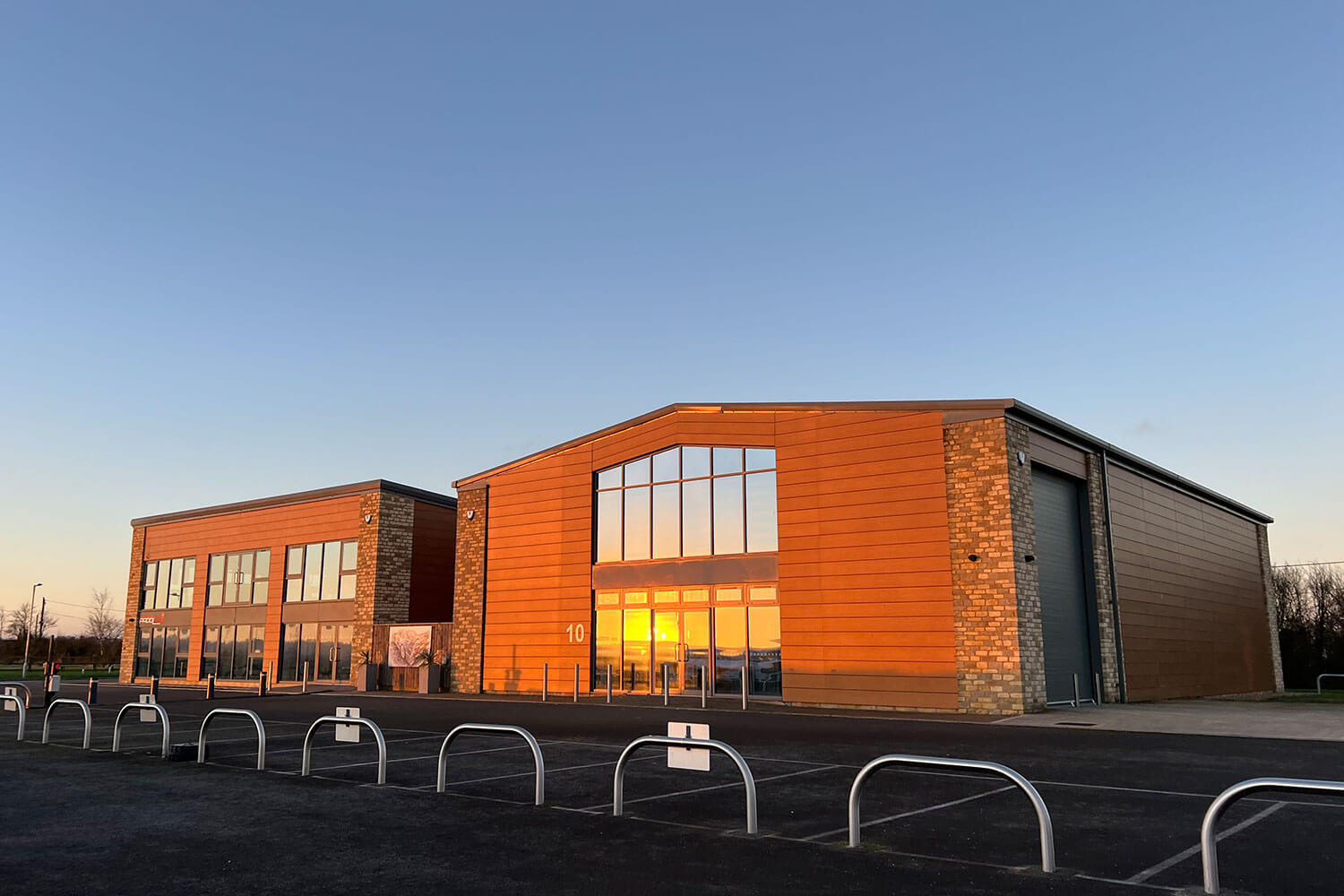 Das BELECTRIC-Büro in Brinkworth, UK von außen bei Sonnenuntergang