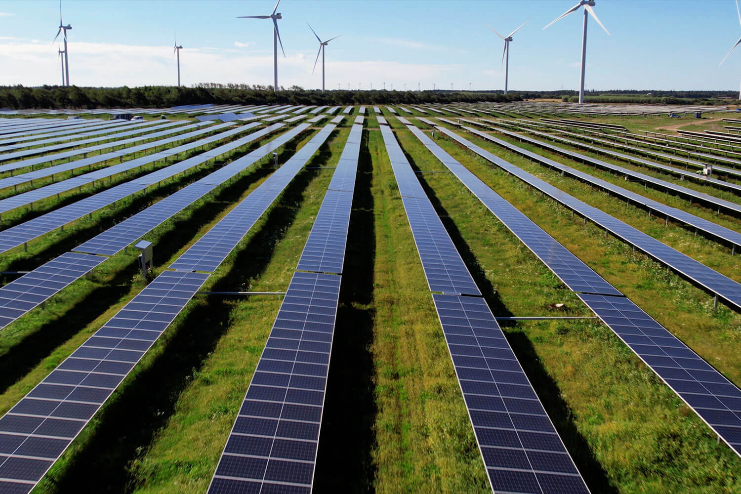 Der erste dänische Solarpark von BELECTRIC, Ringkobing, fotografiert überhalb der Tracker-Module