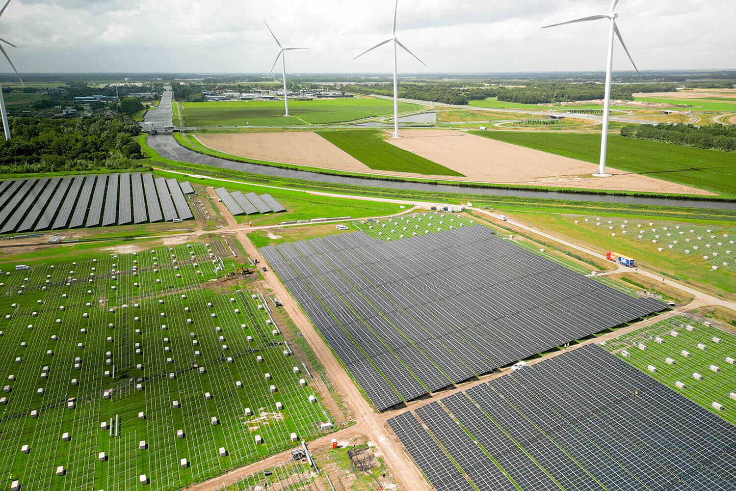Der größte Solarpark der Niederlande in Eekerpolder von oben während des Bauprozesses