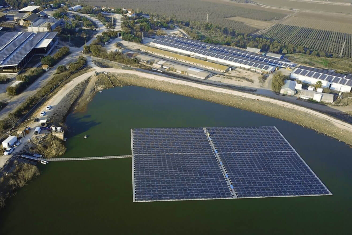 Eine schwimmende Photovoltaik-Anlage auf einem See