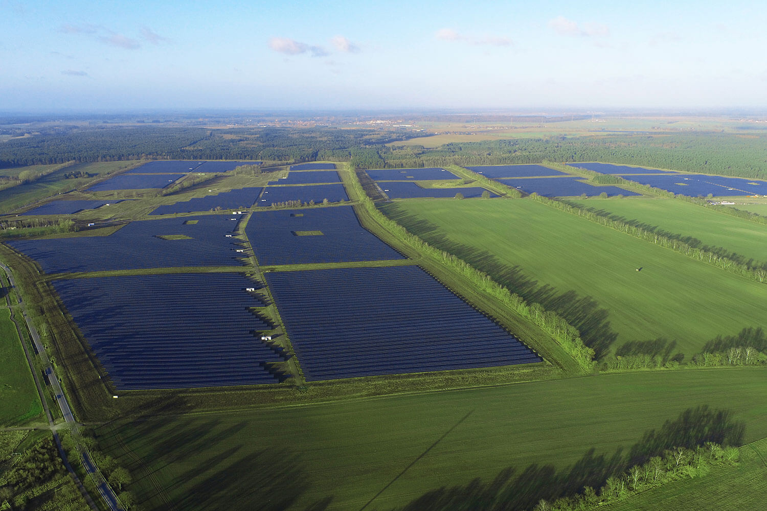 Der großflächige BELECTRIC-Solarpark in Tramm-Göthen, Deutschland, von oben