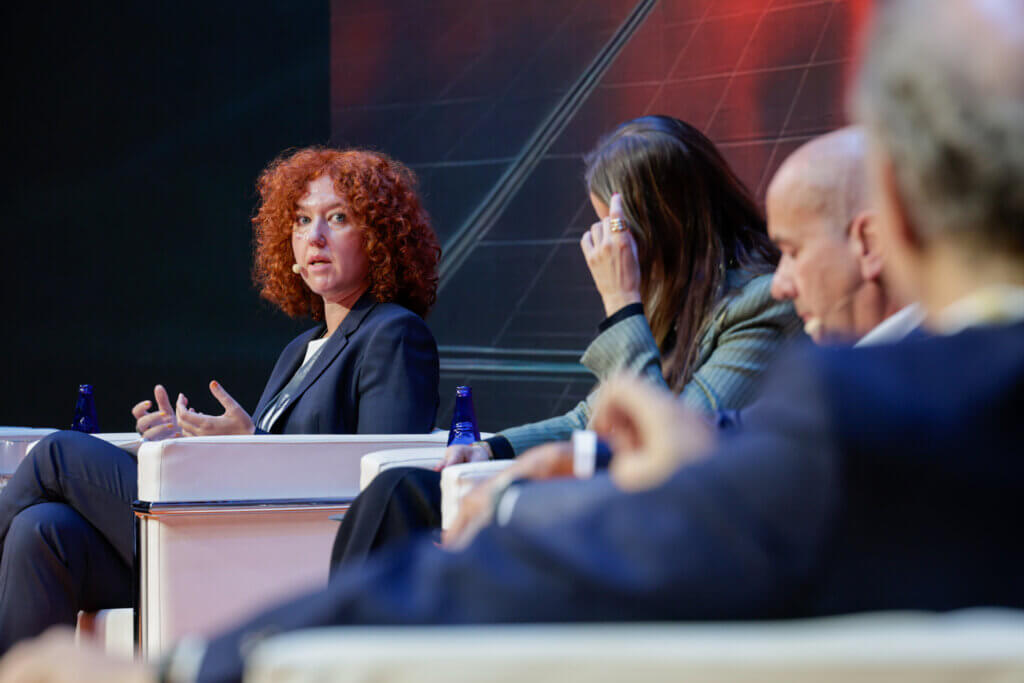Paloma Méndez Pérez (BELECTRIC España CEO) in the back of other attendees of a panel discussion at Foro Solar.
