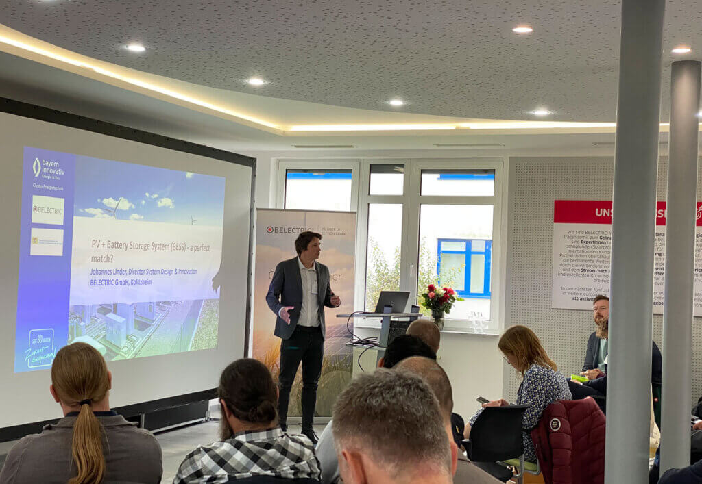 Ein Mitarbeiter von BELECTRIC hält beim Cluster-Treff eine Präsentation zum Thema Batteriespeicher.