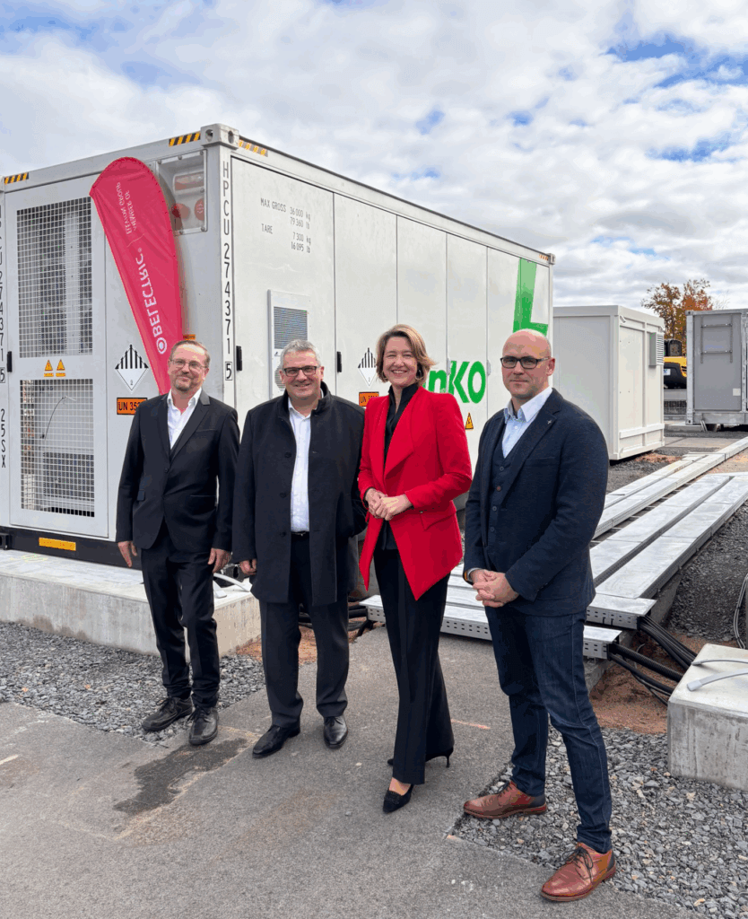 Visit from the German Bundestag: Peter Walch (CTO at BELECTRIC), Dr Thorsten Blanke (CEO of BELECTRIC), Dr Anja Weisgerber (Member of the German Bundestag), and Matthias Nickel (Director Processes, Project Services & Digital Transformation at BELECTRIC) (from left) held a conversation in Kolitzheim, Lower Franconia (Germany), focused on the challenges of integrating large-scale solar PV systems and battery storage projects into the grid.