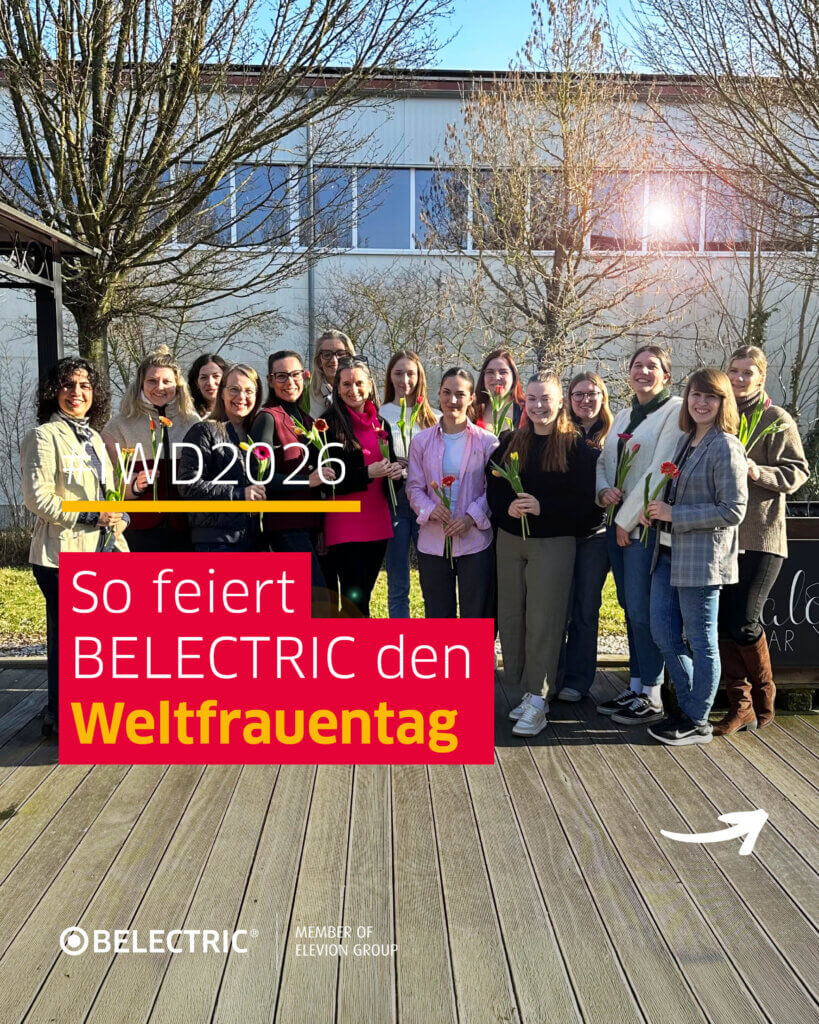 Mitarbeiterinnen bei BELECTRIC halten Blumen in der Hand. Darauf steht der Text "So feiert BELECTRIC den Weltfrauentag".