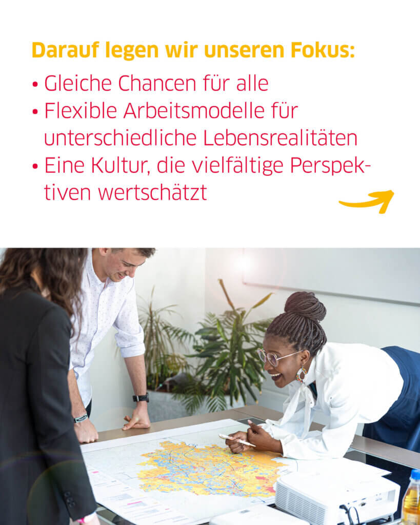 Eine BELECTRIC-Mitarbeiterin lehnt ĂŒber einer Karte auf einem Tisch und lacht. DarĂŒber steht "Darauf legen wir unseren Fokus: Gleiche Chancen fĂŒr alle, flexible Arbeitsmodelle fĂŒr unterschiedliche LebensrealitĂ€ten, eine Kultur, die vielfĂ€ltige Perspektiven wertschĂ€tzt".