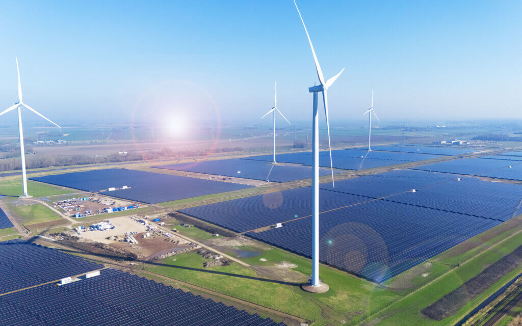 Der niederländische Solarpark Eekerpolder, der von BELECTRIC errichtet wurde, aus der Vogelperspektive