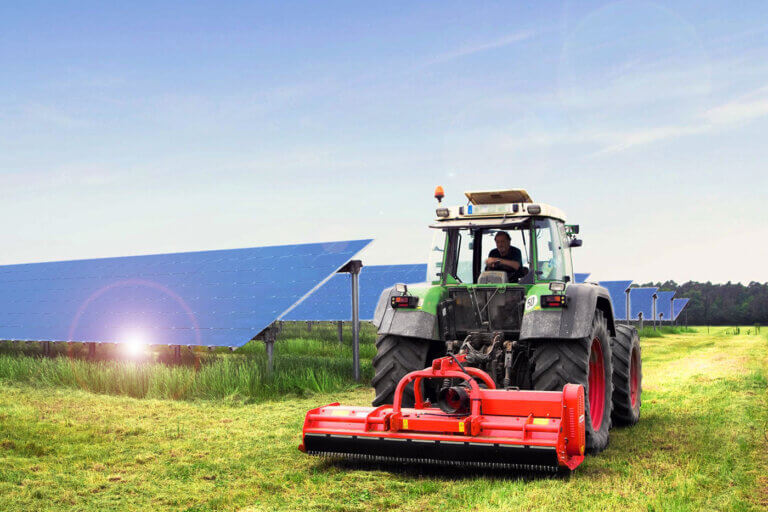 Ein Traktor auf einem Solarpark