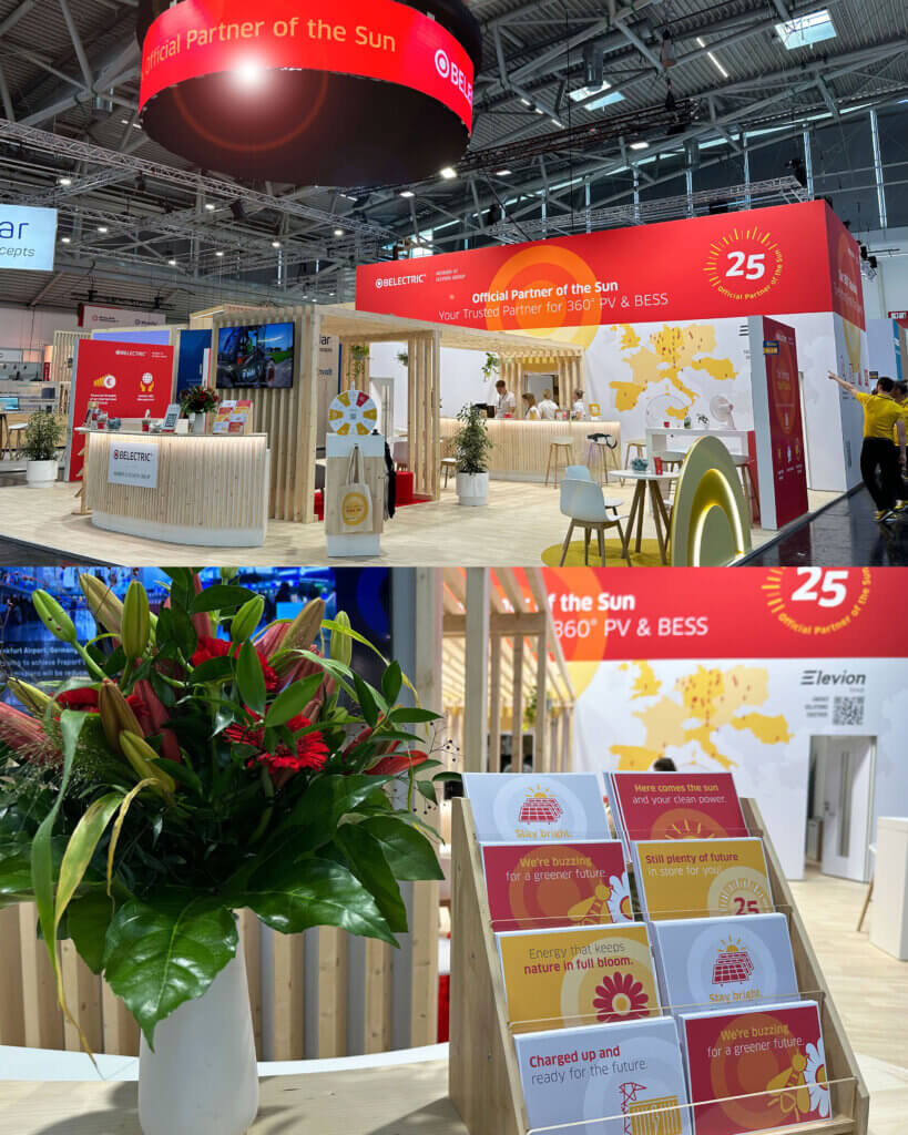 Zwei Bilder des BELECTRIC-Standes auf der Intersolar sind zu sehen. Eines zeigt eine Gesamtansicht des Standes, das andere einen Postkartenständer auf dem Tresen des Standes.