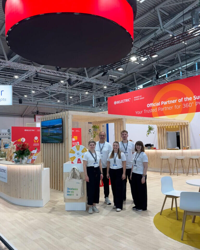 Fünf BELECTRIC-Mitarbeitende stehen vor dem BELECTRIC-Stand auf der Intersolar Europe in München.