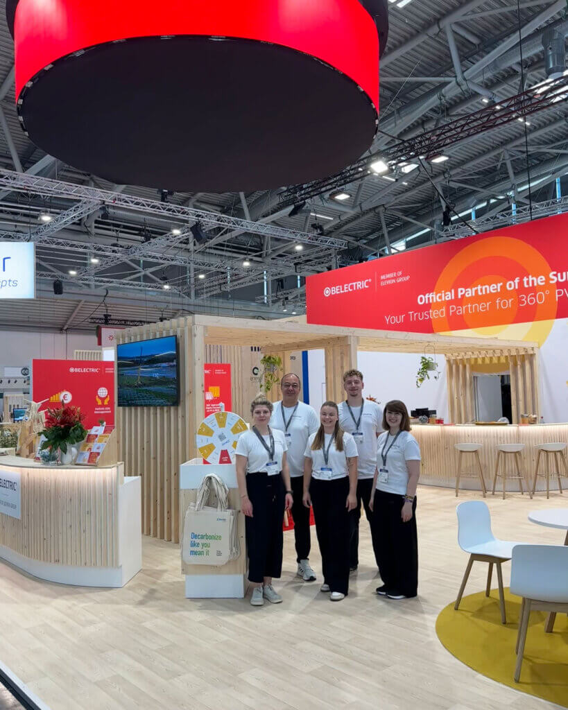 Fünf BELECTRIC-Mitarbeitende stehen vor dem BELECTRIC-Stand auf der Intersolar Europe in München.