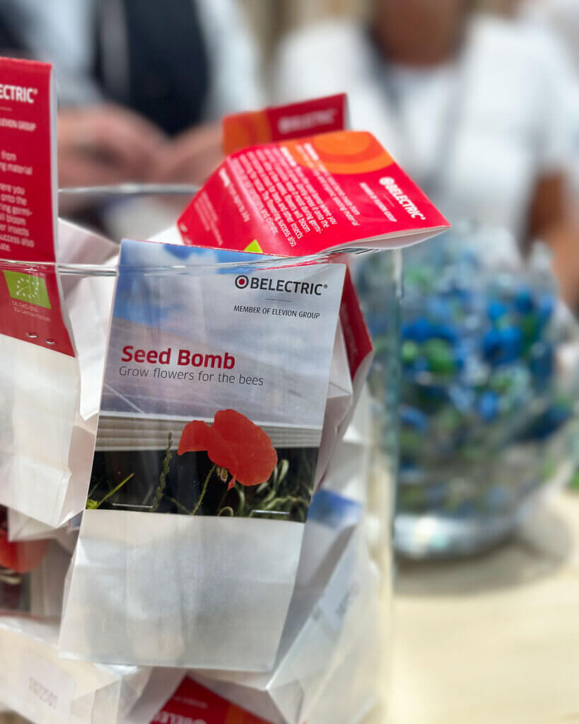 Ein Glas gefüllt mit Samenbomben, auf der Verpackung steht: „Seed Bomb: Lass Blumen für die Bienen wachsen.“