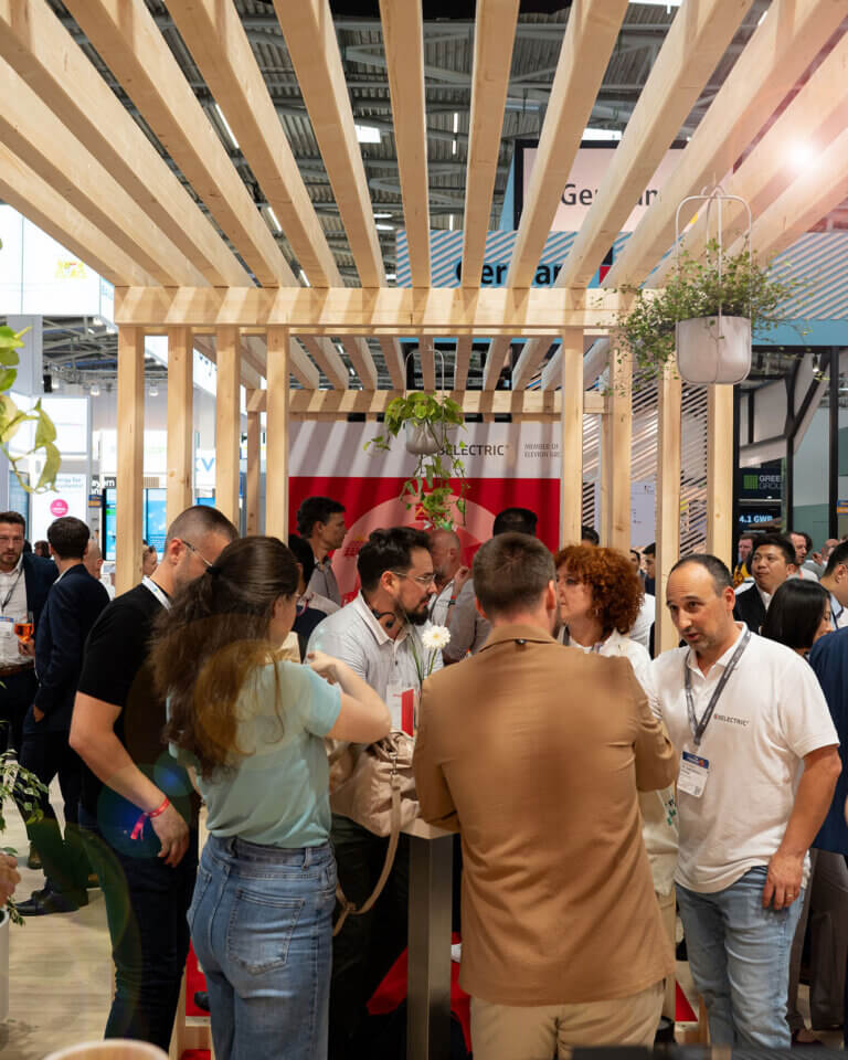 Viele Menschen stehen am BELECTRIC-Stand auf der Intersolar.