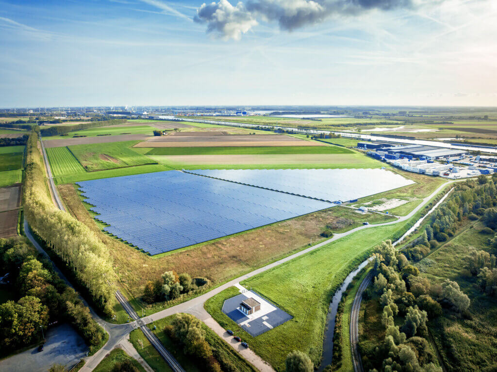 Der Solarpark Sas van Gent in den Niederlanden von oben